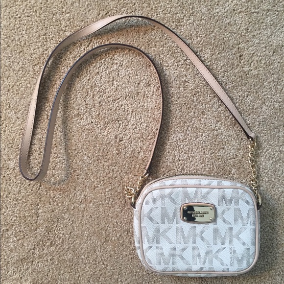Michael Kors Handbags - Authentic Micheal Kors Crossbody
